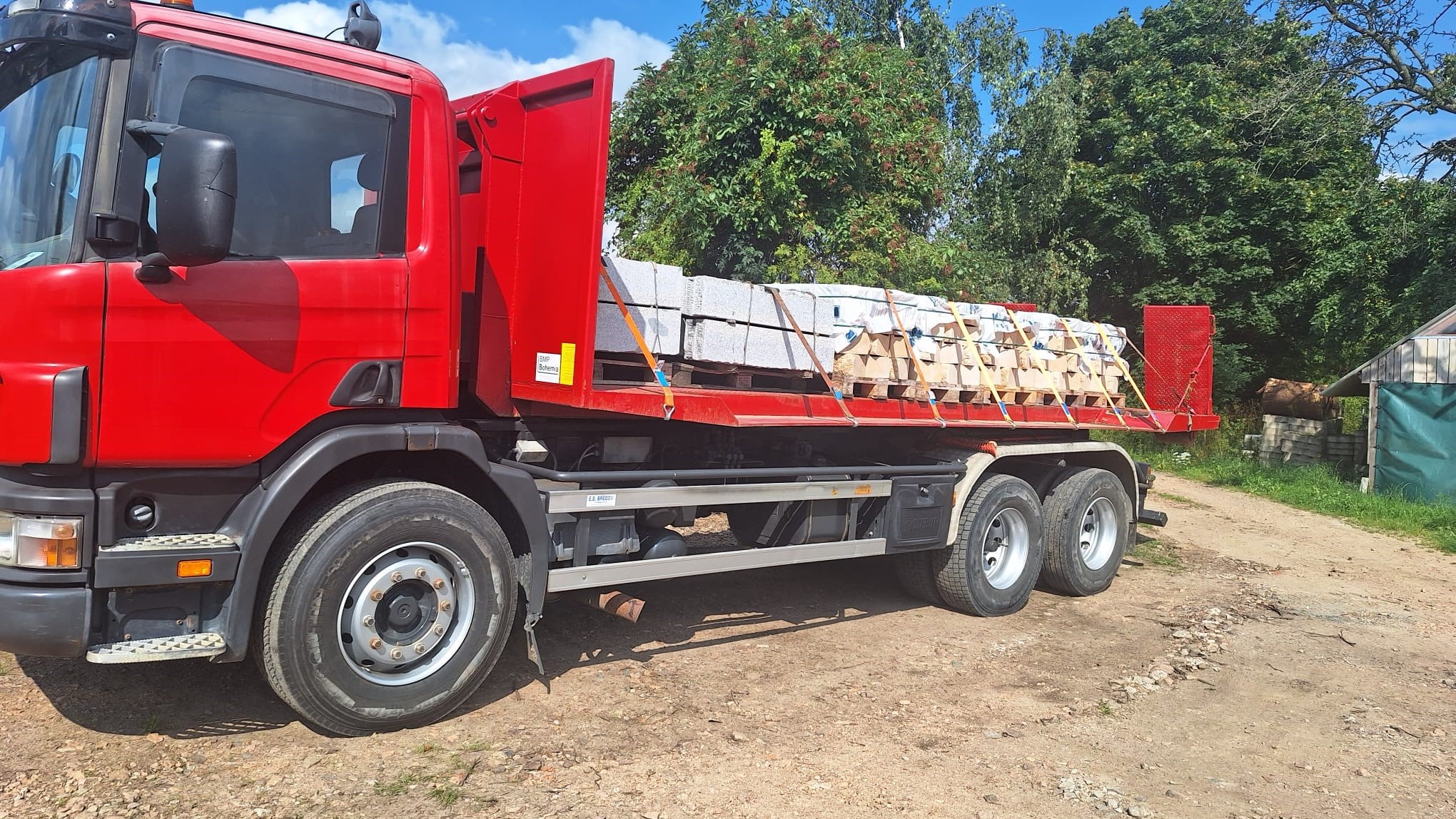 LKW Scania mit Material beladen